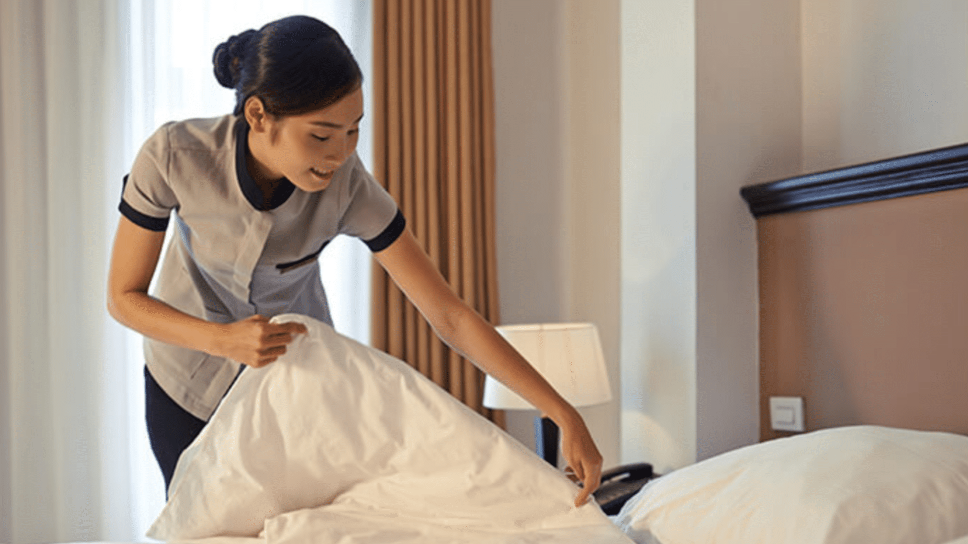 Housekeeping перевод. Персонал гостиницы. Хаускипинг. Девушка выходит из отеля. Housekeeping в гостинице.